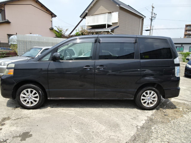 Toyota voxy azr60