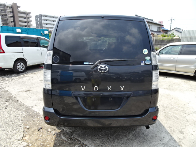 Toyota voxy azr60