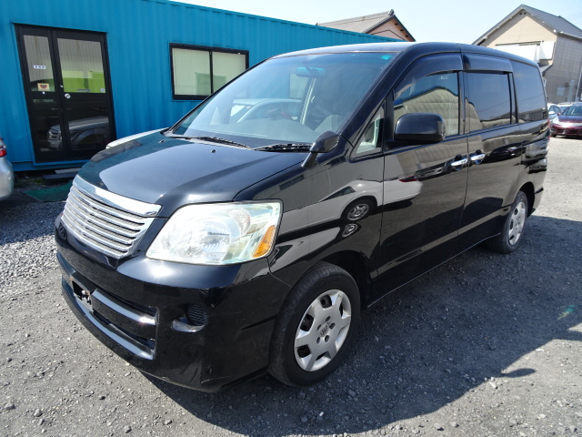 Toyota noah azr60