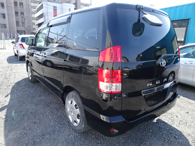 Toyota noah azr60