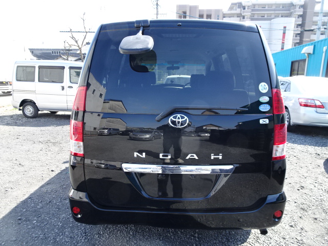 Toyota noah azr60