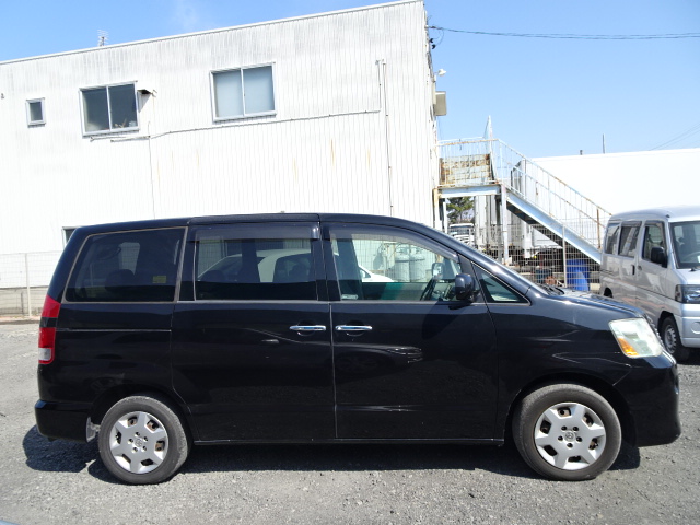 Toyota noah azr60