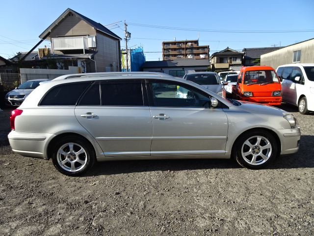 Toyota avensis azt250