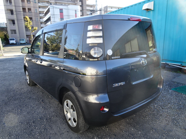 Toyota sienta ncp81