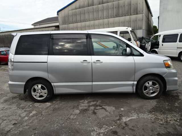 Toyota noah azr60