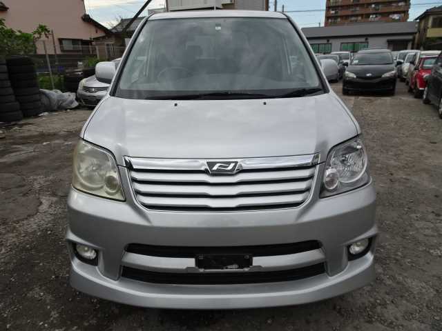 Toyota noah azr60