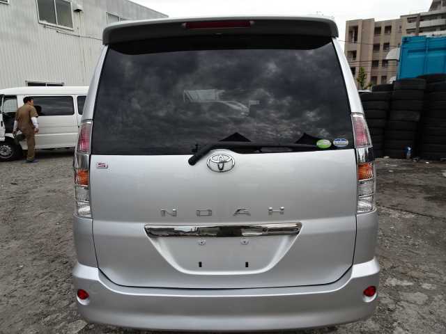 Toyota noah azr60