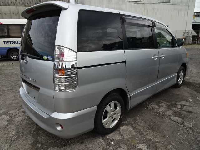 Toyota noah azr60